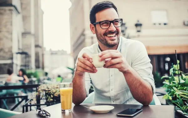 Von Kindern verschmäht, für Erwachsene oftmals ein Lebenselixier: Kaffee! Viele werden erst in ihren Zwanzigern zu Kaffeetrinker:innen.