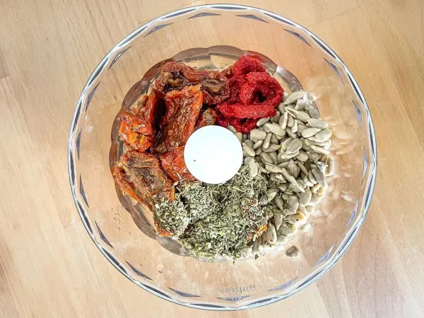 Getrocknete Tomaten, Sonnenblumenkerne, feine Kr&auml;uter und Chili - diese Kombination ist auf dem Brot ein echter Leckerbissen.