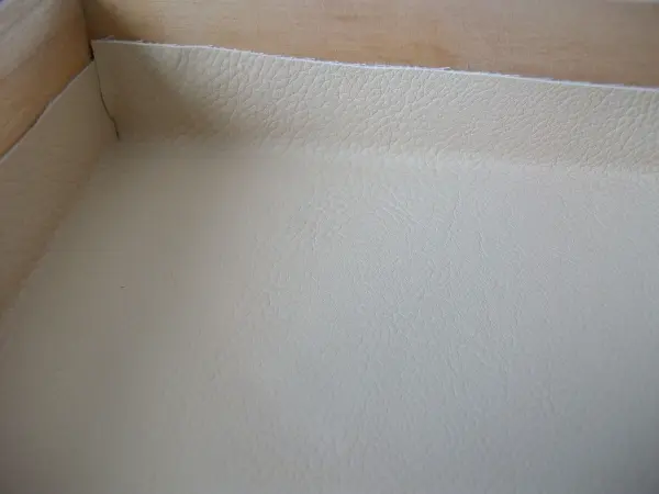 Hier nun die Inenauskleidung vom Besteckkasten, ich hatte da noch ein Restst&uuml;ck weiches Kunstleder welches ich eingeklebt habe.