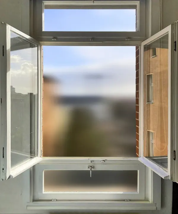 Das geöffnete Fenster mit der nahezu quadratischen Öffnung, die optimal dafür geeignet ist, einen selbstgebastelten Fliegengitterrahmen einzupassen, da es keinen Mittelsteg hat.