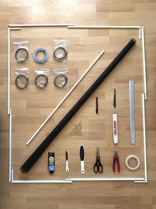 Die einzelnen Rahmenteile mit bereits eingeklebten Eckwinkeln und Verbindungsstiften - vorbereitet für die Endmontage. Desweiteren sind alle benötigten Materialien und Werkzeuge abgebildet.