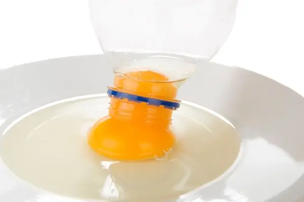 Am besten l&auml;sst sich Eigelb aus Eiwei&szlig; mit einer Plastikflasche mit d&uuml;nnem Hals ziehen. Doch auch eine Wasserflasche funktioniert