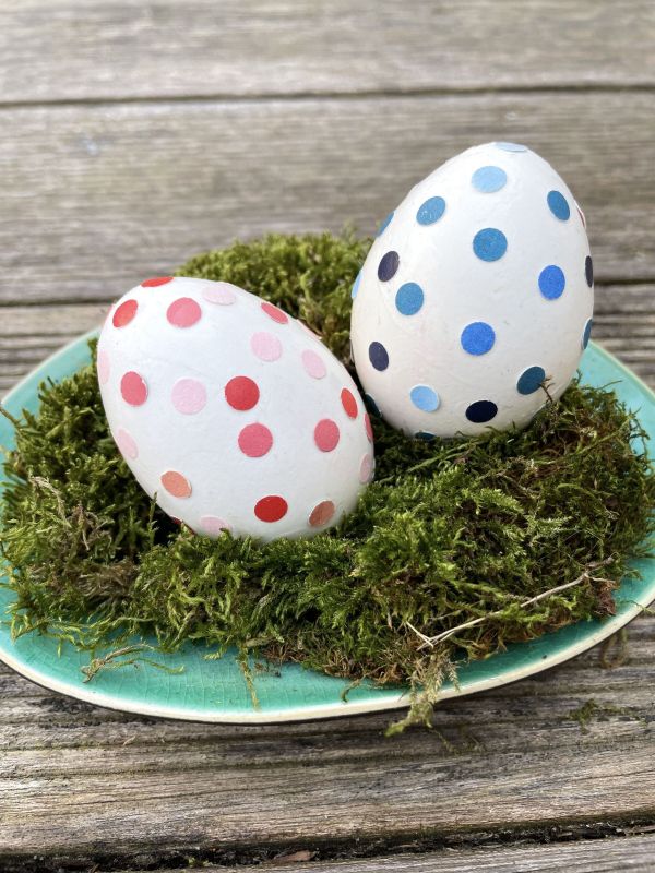 Die selbstgemachten Konfetti-Ostereier kann man entweder mit ausgepusteten oder mit gekochten Eiern herstellen.