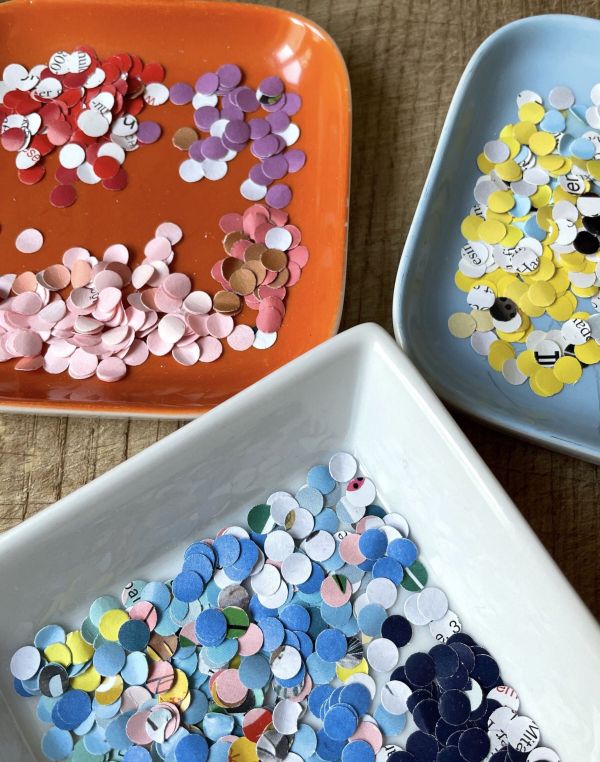 Konfetti lassen sich in verschiedenen Farben ganz einfach mithilfe eines Lochers selbst herstellen.