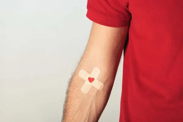 Bei der peripheren Stammzellentnahme können die Stammzellen ambulant über das Blut entnommen werden. Meist kann die Spenderin oder der Spender noch am selben Tag wieder nach Hause.