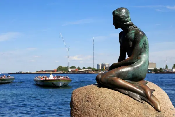 Kein Happy End gibt es f&uuml;r die kleine Meerjungfrau. In Kopenhagen sitzt sie am Wasser und tr&auml;umt von der Liebe.