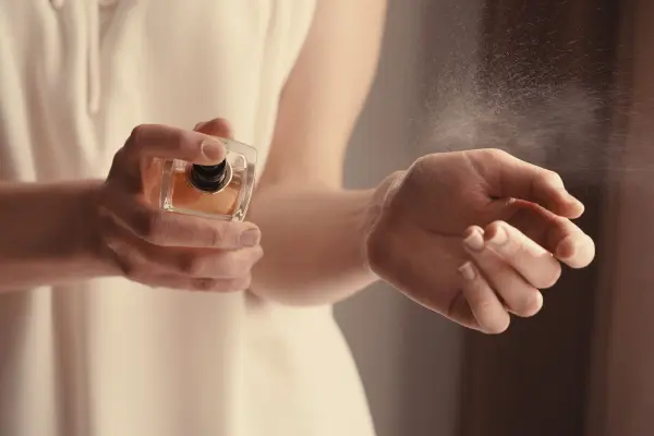 Am liebsten würden wir den ganzen Tag nach unserem Lieblingsparfum riechen. Wenn du dich eincremst, bevor du das Parfum aufträgst, bleibt der Duft länger haften.