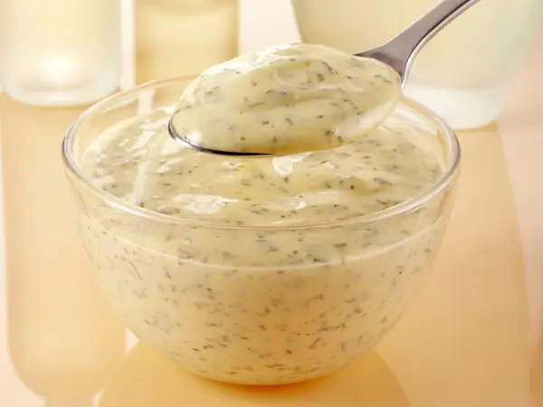 Sauce Bernaise besteht zu einem gro&szlig;en Teil aus Eigelb und Butter und wird vor allem mit Estragon verfeinert.