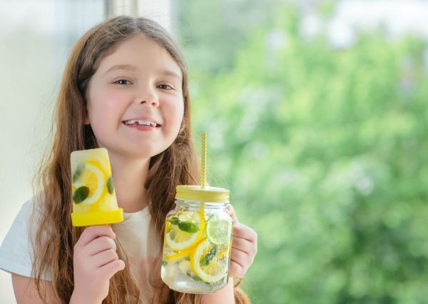 Zitrone ist mein Lieblingseis. Einfach auspressen, einfrieren, fertig! Besonders sch&ouml;n sieht das Ganze aus, wenn du ein St&uuml;ck Frucht mit einfrierst - und sp&auml;ter drauf bei&szlig;t. 