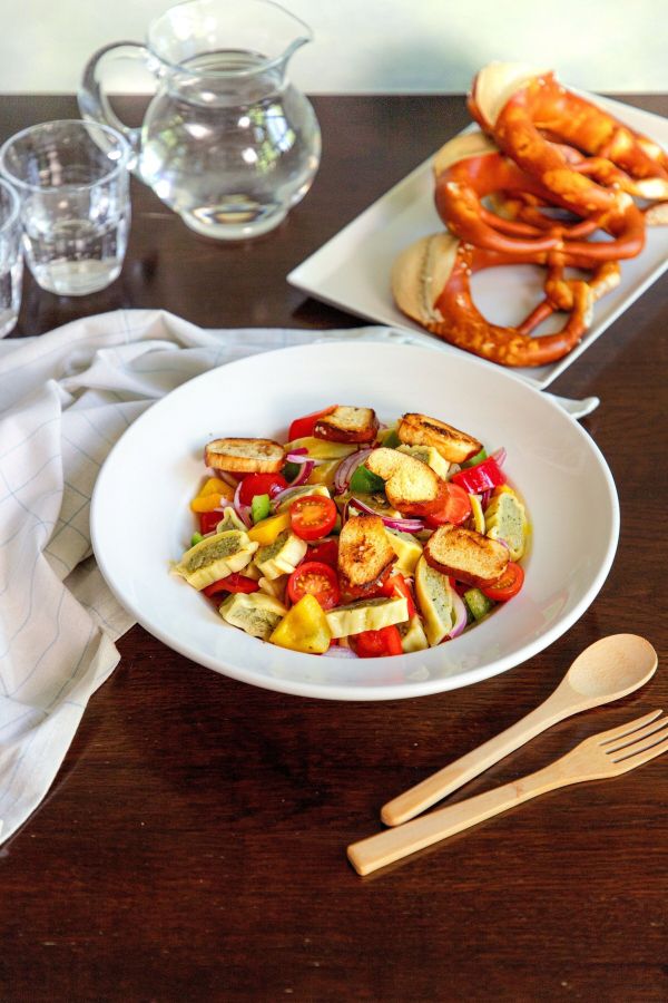 Einfacher Maultaschensalat mit selbstgemachten Brezel-Cro&ucirc;tons