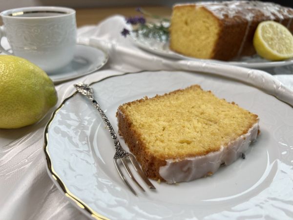 Der Kuchen ist trotz Zuckerguss nicht zu s&uuml;&szlig;, sodass der Geschmack von Zitronen und Lavendel wunderbar zur Geltung kommt.
