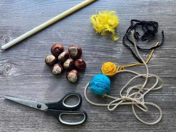 &Uuml;berlege dir, wie die Beine und wie der Hals aussehen soll. Sch&ouml;nes Geschenkband oder bunte Wolle hast du sicher zuhause.