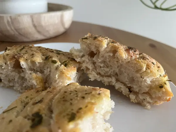 Die Focaccia schmeckt wunderbar als Beilage zu Italienischen Antipasti oder mediterranen Vorspeisen.