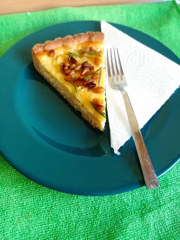 Nachdem die Tarte aus der Form genommen wurde, schneidet man sie in passende St&uuml;cke und der Kaffee dazu macht den Tisch dann komplett.