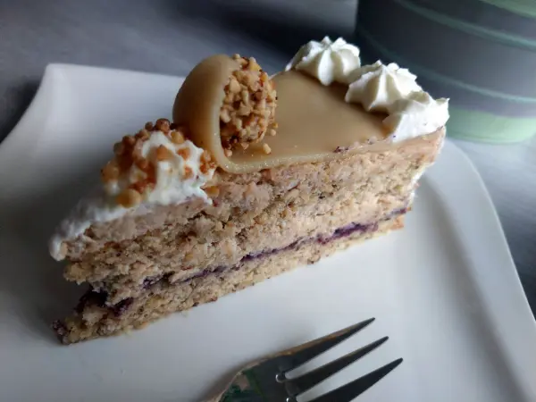 Ein schönes Stück nussige Giottotorte macht sich auf jedem Kuchenbuffet gut und ist schnell weg.