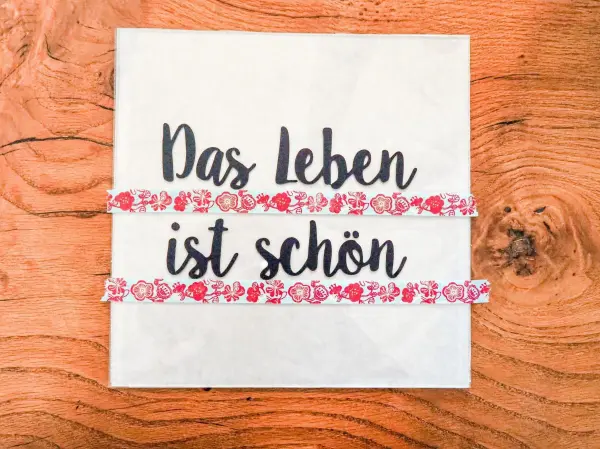 Washitape oder Kreppband k&ouml;nnen als Hilfslinien dienen. So kannst du den Spruch gerade auf dem Plexiglas befestigen.