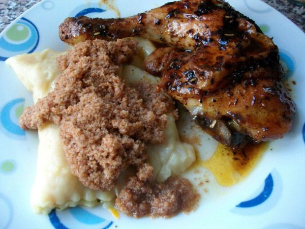 Der fertige H&auml;hnchenschenkel wird mit Bratfettso&szlig;e und Butterbr&ouml;seln zu den russischen Teigtaschen serviert.