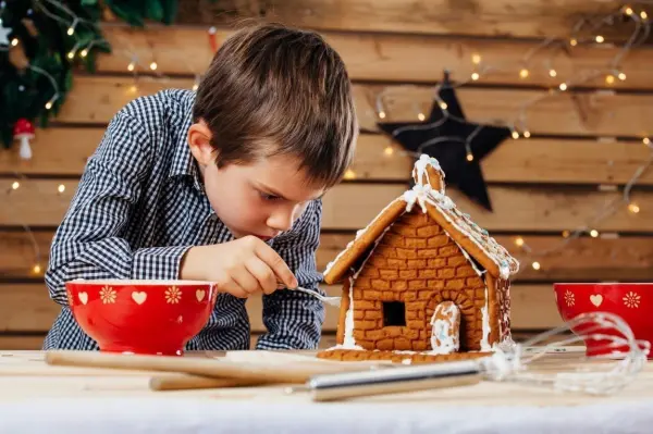 Unwiderstehlich fanden schon Hänsel und Gretel das Hexenhaus aus Lebkuchen. Auch bei uns übersteht es die Zeit bis Weihnachten meistens nicht. Zu verlockend ist es, daran zu knuspern.