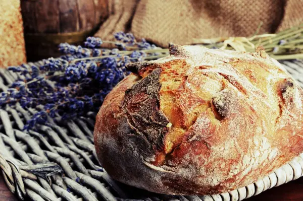 Lavendel in Verbindung mit Honig (am besten mit Lavendelhonig) verleiht dem Brot einen ungew&ouml;hnlichen, einzigartigen Geschmack sowie Duft.