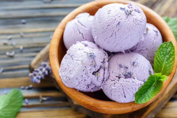 Super passen Lavendelbl&uuml;ten zu S&uuml;&szlig;speisen wie Pannacotta oder Eis und zu Fr&uuml;chten.
