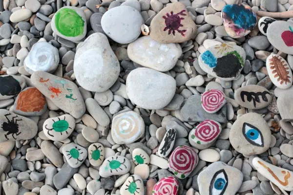 Das st&auml;ndige Aneinander-Reiben schleift die Steine im Meer sch&ouml;n glatt. Dann kannst du sie supertoll bemalen.
