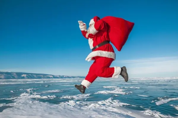 Ganz auf die alten G&ouml;tter wollten die Einwander:innen aus Nordeuropa auch in den USA nicht verzichten. Deshalb lebt der Weihnachtsmann jetzt am Nordpol, in Eis und Schnee. Und kommt nicht in Badehosen vom Strand. 