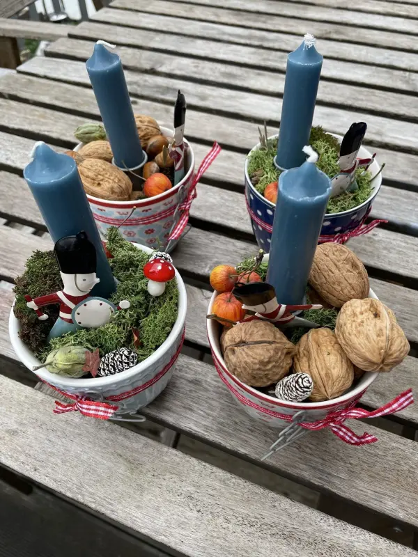 Adventsgesteck aus Tassen: Einfach und schnell gebastelte Alternative zu einem klassischen Adventskranz.