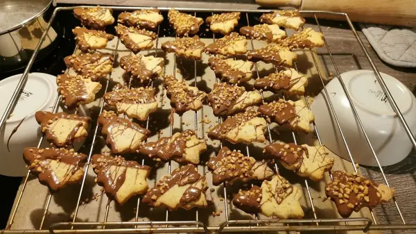 Ganz am Ende muss die Schokolade richtig trocknen und hart werden. Dann sind sie fertig!