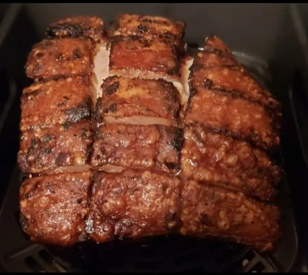 Damit die Schwarte noch krosser wird, sie auf Grill High oder Crisp für 5 Minuten stellen.