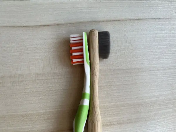 Wenn man handelsübliche Zahnbürsten mit Nano-Zahnbürsten vergleicht, sieht man sofort deren Vorteil: viele & feine Borsten!