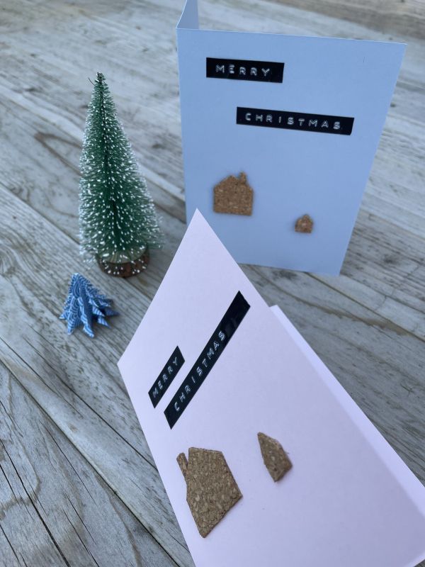 Weihnachtskarten mit auf Etiketten gepr&auml;gtem Schriftzug und Kork-Motiv.