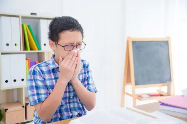 Sich im Klassenzimmer nicht anzustecken - das ist gerade nicht so einfach. Fast alle um uns herum schniefen, was das Zeug hält.