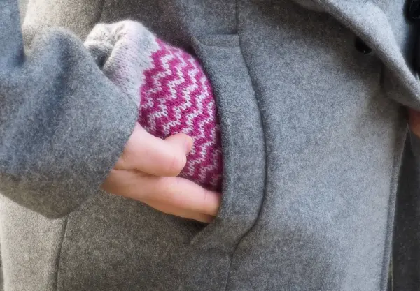 Wenn es drau&szlig;en kalt ist, sorgt ein Handw&auml;rmer in den Taschen f&uuml;r W&auml;rme.