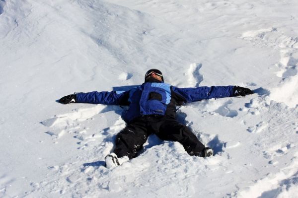 Ein Tag im Schnee macht Spa&szlig; - und m&uuml;de. Das ist genau richtig so und l&auml;sst uns nach dem Sauerstoffschock anschlie&szlig;end herrlich schlummern. Am n&auml;chsten Morgen begr&uuml;&szlig;t uns unser ausgeschlafenes Spiegelbild mit roten Wangen und einem dicken Grinsen.
