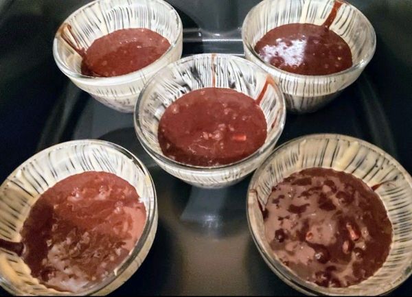  5 backofenfeste Formen gleichm&auml;&szlig;ig bef&uuml;llt und stehen in der Hei&szlig;luftfritteuse.