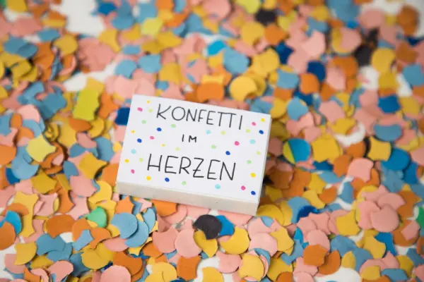 Breite dir f&uuml;r den Umzug eine Streichholzschachtel mit Konfetti vor. So kannst du jederzeit damit um dich werfen.