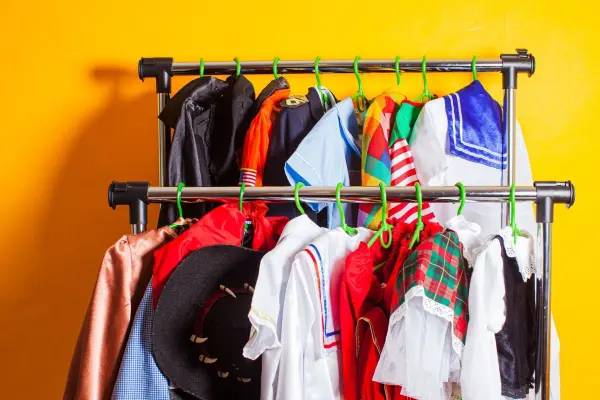 Borg dir deine Verkleidung bei einem Kost&uuml;mverleih aus, statt es zu kaufen. So kannst du dich jedes Jahr neu entscheiden, welches Kost&uuml;m es werden soll.
