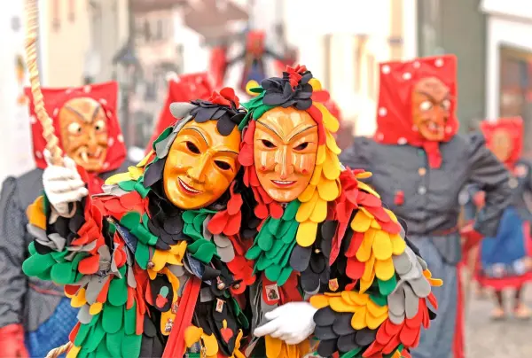 Statt in eine der gro&szlig;en Karnevalshochburgen zu pilgern, kannst du in diesem Jahr die lokalen Veranstaltungen besuchen. Schlie&szlig;lich geht es bei Karneval und Fasching in erster Linie darum, gemeinsam eine sch&ouml;ne Zeit zu erleben.