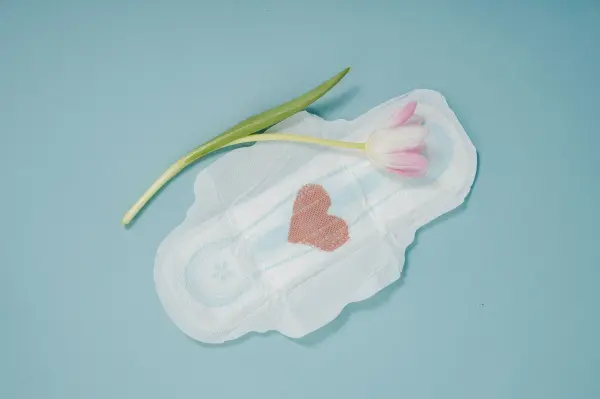 Menstruationsschmerzen dürfen und sollen (auch in der Arbeitswelt) nicht mehr tabuisiert werden.