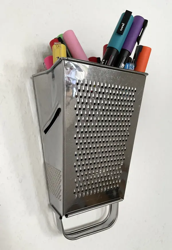 Alte Standreibe, die zu einem Stiftehalter umfunktioniert und an die Wand gehängt wurde.