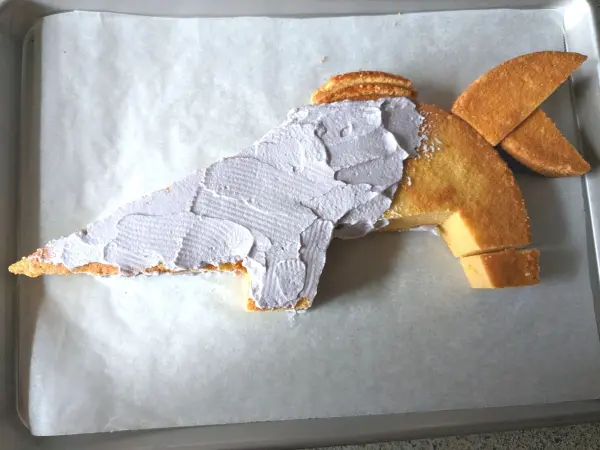 Jetzt den Kuchen mit der Creme nach und nach einstreichen.