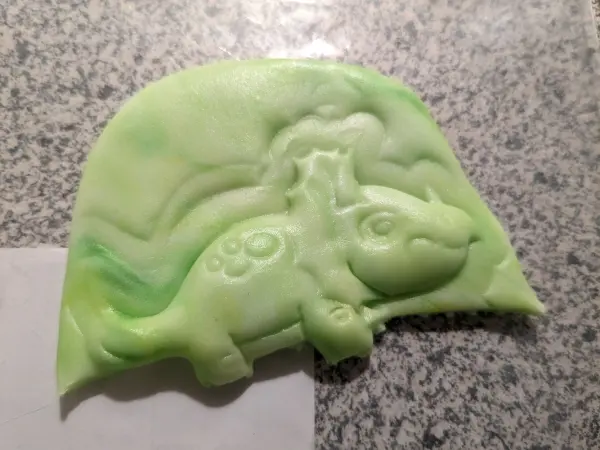 Aus verschiedenen Fondantresten habe ich verschiedene Dinosaurier (Silikonform) ausgestochen.