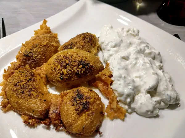 Wir m&ouml;gen Parmesankartoffeln am liebsten zu Tzatziki oder Kr&auml;uterquark.