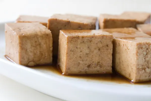 Ob mit oder ohne Sojaso&szlig;e &ndash; den Geschmack erh&auml;lt Tofu in erster Linie &uuml;ber die Marinade.