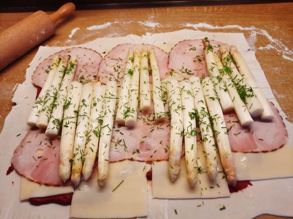 Und nun darf die K&ouml;nigin aller Gem&uuml;se auf dem Teig platz nehmen. F&uuml;r eine besondere W&uuml;rze sorgt der Schnittlauch.