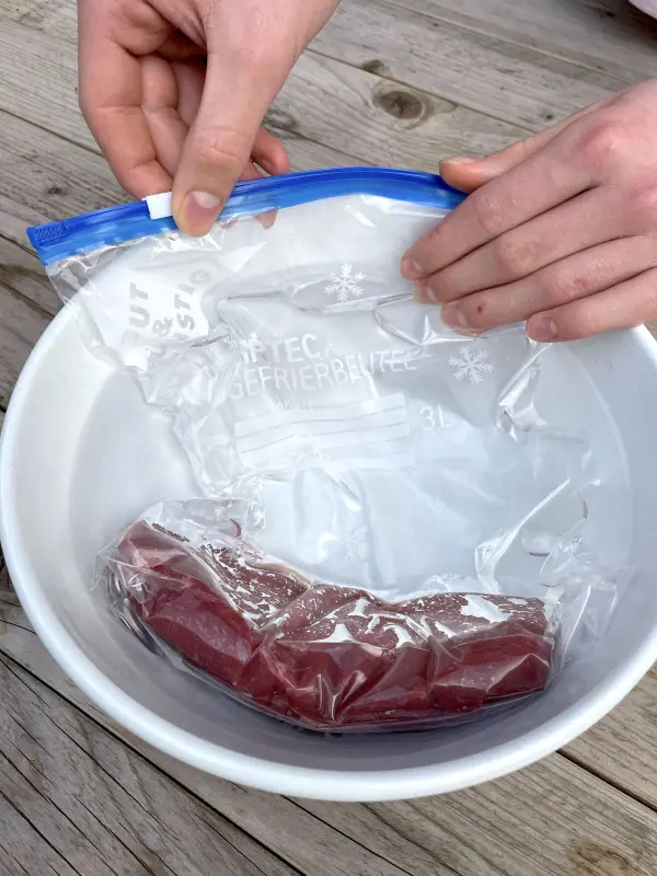 Im Wasserbad k&ouml;nnen Lebensmittel im Gefrierbeutel ganz ohne Ger&auml;t vakuumiert werden.