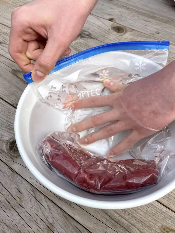 Der Trick beim Vakuumieren mit ist, dass der Druck des Wassers die Luft aus dem Gefrierbeutel verdr&auml;ngt.