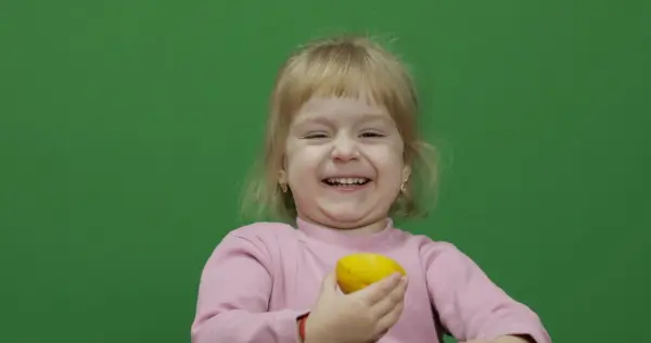 Und wenn du keine Lust auf Putzen hast, press die Zitrone einfach aus und friere den Saft ein. Zitroneneis ist der Gipfel in Sachen Erfrischung.