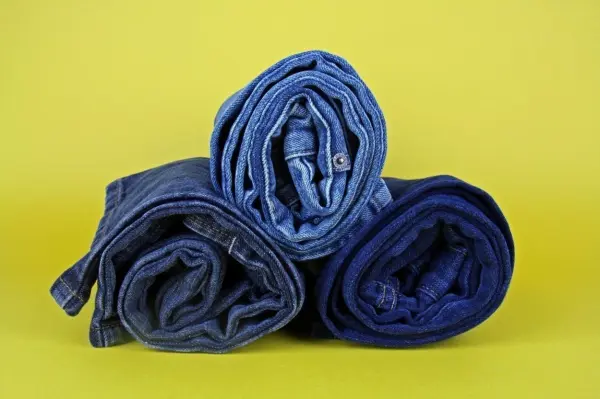 Immer mehr Gesch&auml;fte machen es vor: Gerollte Kleider liegen in vielen Regalen. Eigentlich logisch - so knittern sie viel weniger.