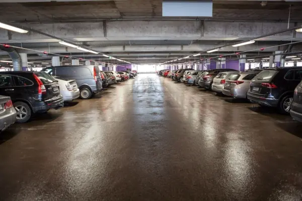 Ach, du liebes Lieschen! Wo steht nur der Wagen? Jeder Gang sieht gleich aus - und welche Farbe hatte eigentlich der Mietwagen? Ein einfaches, schnelles Handyfoto dient als Orientierungshilfe.